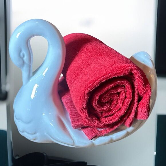 Swan Towel Holder White Ceramic Bathroom Elegant Vintage Decor Retro Stylish - Picture 1 of 12